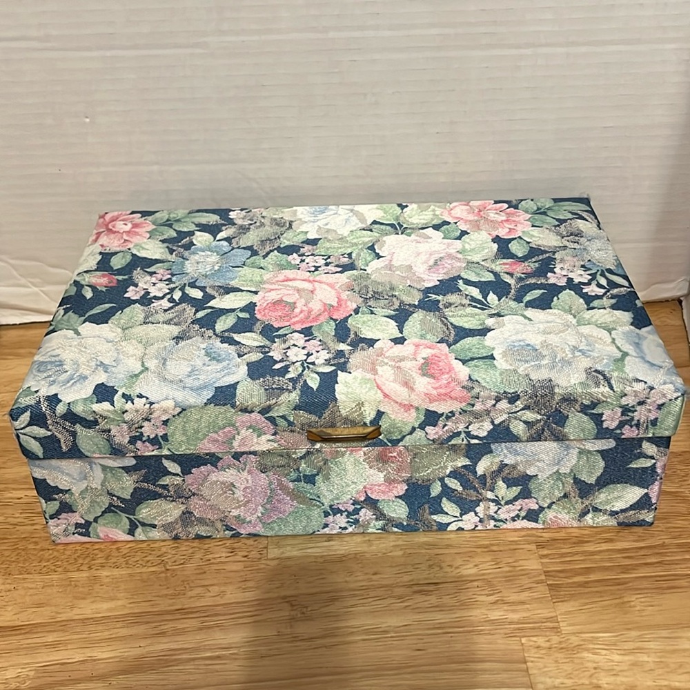 Floral jewelry box. NWOT